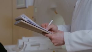 Придя на могилу к мужу, жена хирурга протерла фотографию платком… А заметив за ней странность