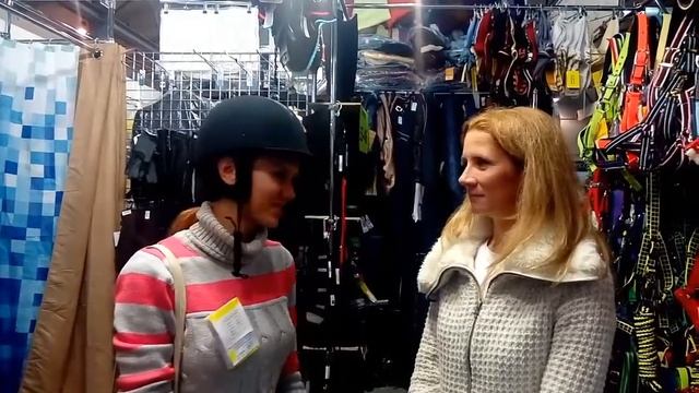 Мы вручаем приз-шлем для верховой езды третьему победителю конкурса смотреть онлайн