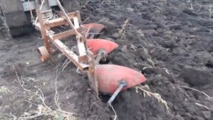 Вспашка земельного участка самодельным трактором плуги для трактора из газового балона