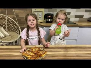 Пицца. Сытые Куклы и Родители. Дети готовят
