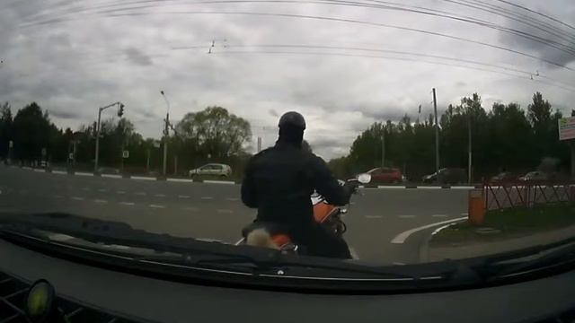 Парень на мотоцикле учит внучка и агрессивную бабушку смотреть онлайн