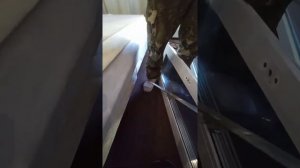 Ремонт фрамужной створки. цапфы не достают до ответных планок, надо всего то поднять створку петлям