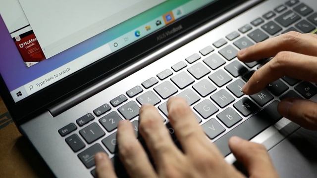 ASUS Vivobook S14 (S433E) Hands-On and First Impressions смотреть онлайн