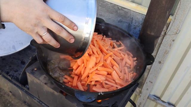 ОЧЕНЬ УЗБЕКСКИЙ ПЛОВ В КАЗАНЕ + заготовки на 6 обедов! Как приготовить плов и заморозка зирвака.