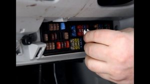 Замена предохранителя №30 (бензиновый насос) в Шкоде Фабия