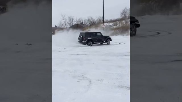 Jeep Wrangler Rubicon 2022 Donuts смотреть онлайн