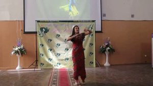 Алина Хакимова исполняет узбекский танец