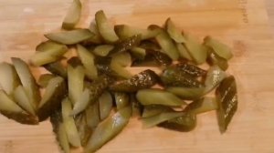 Азу по татарски из свинины и солёных огурцов.