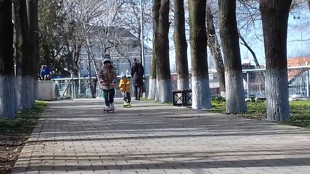 Катя и Павлик гонка на самокатах / весна 2018 смотреть онлайн