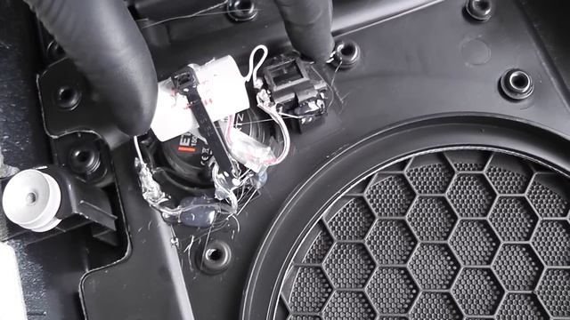 Installation of Hertz tweeters in rear doors on a Volvo. смотреть онлайн