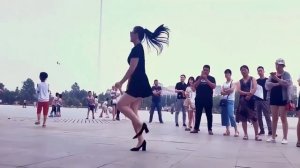 Шафл на каблуках танцует  Цинцин  часовая версия 4К