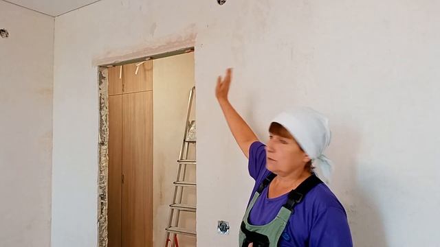 Подготавливаю стены под оклейку обоями под покраску.
