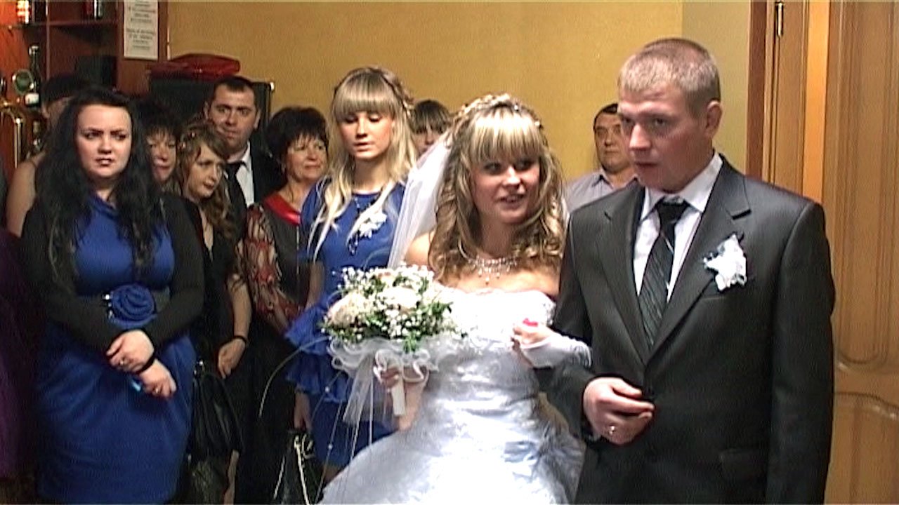 Молодожёнов встретили в кафе, начало свадьбы смотреть онлайн