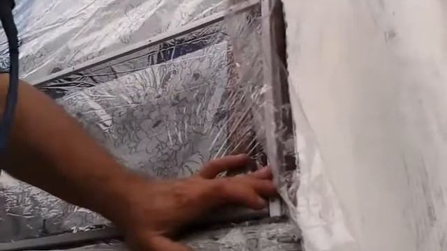 Установка плёнки вместо стекла на окне веранды дома