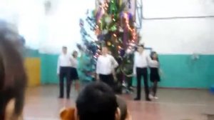 Новогодний танец в школе...