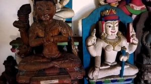 Буддийский монастырь в Тибете. Старинные иконы и статуи. Монах показывает секретные архивы.