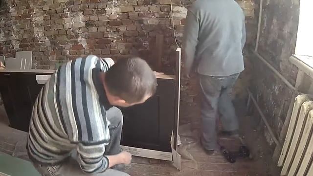 Установка двери в ванной.