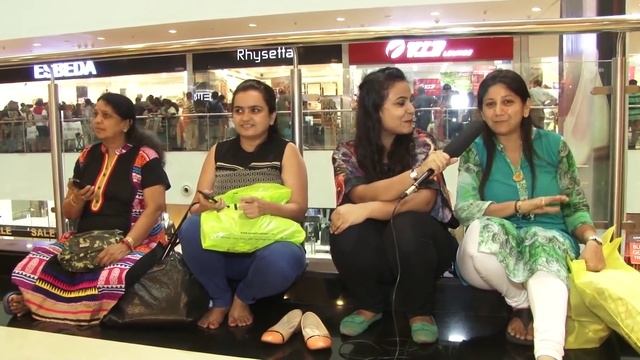 Crowd goes Crazy for FLAT 50% OFF at Infiniti Mall, Malad. смотреть онлайн