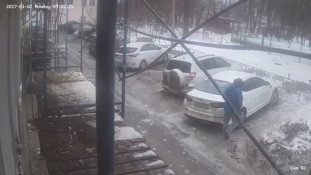 Сосулька падает на автомобиль. Гагарина 36 Чехов смотреть онлайн