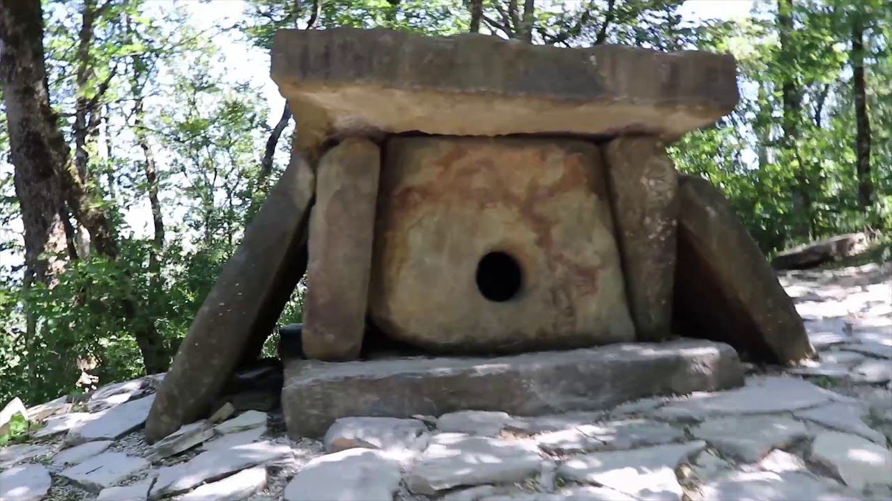 Макет дольмена в Сафари - Парке в Геленджике