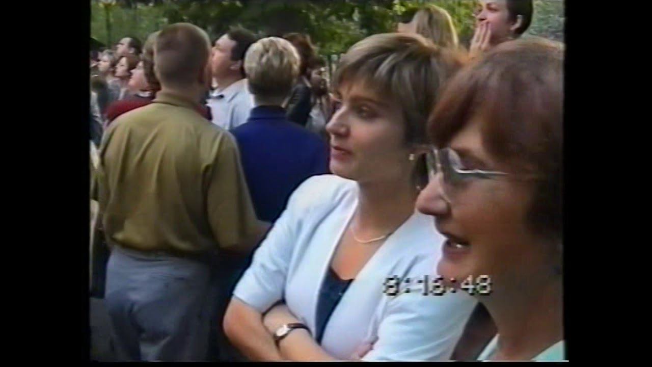 02.09.2002г. Даша и Ксюша идут в школу (3-й и 1-й класс)