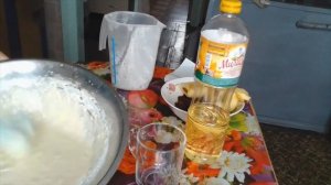 Заливной пирог с яблоками и изюмом на кефире.