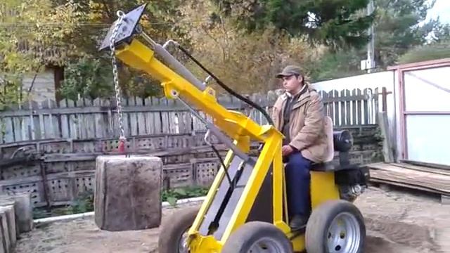 Бортоповоротный минитрактор на гидроприводе. Работа с грузом.