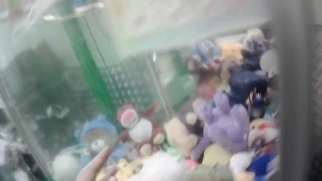 Жадный автомат-хватайка не хочет отдавать мишку Тэдди!!!