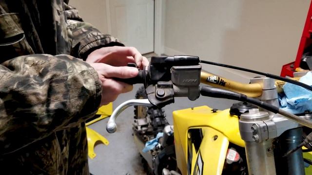 Teardown of 2001 Suzuki RM250 Part 2 смотреть онлайн