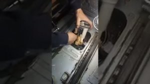 Снятие Топливного фильтра Митсубиси Грандис