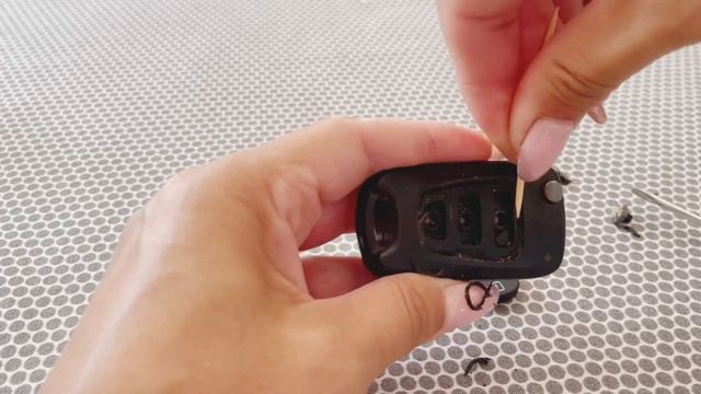 Замена резиновых кнопок выкидного ключа за 1 минуту смотреть онлайн