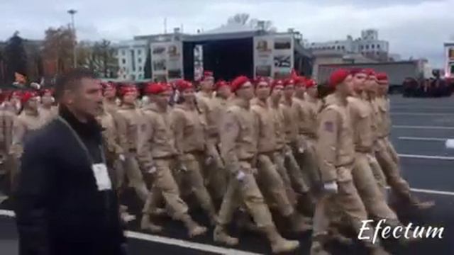 Полки идут стеной. Красиво держат строй. И город шелест знамена. смотреть онлайн