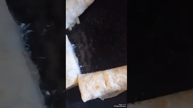 Жареные блины с начинкой и хрустящей корочкой.