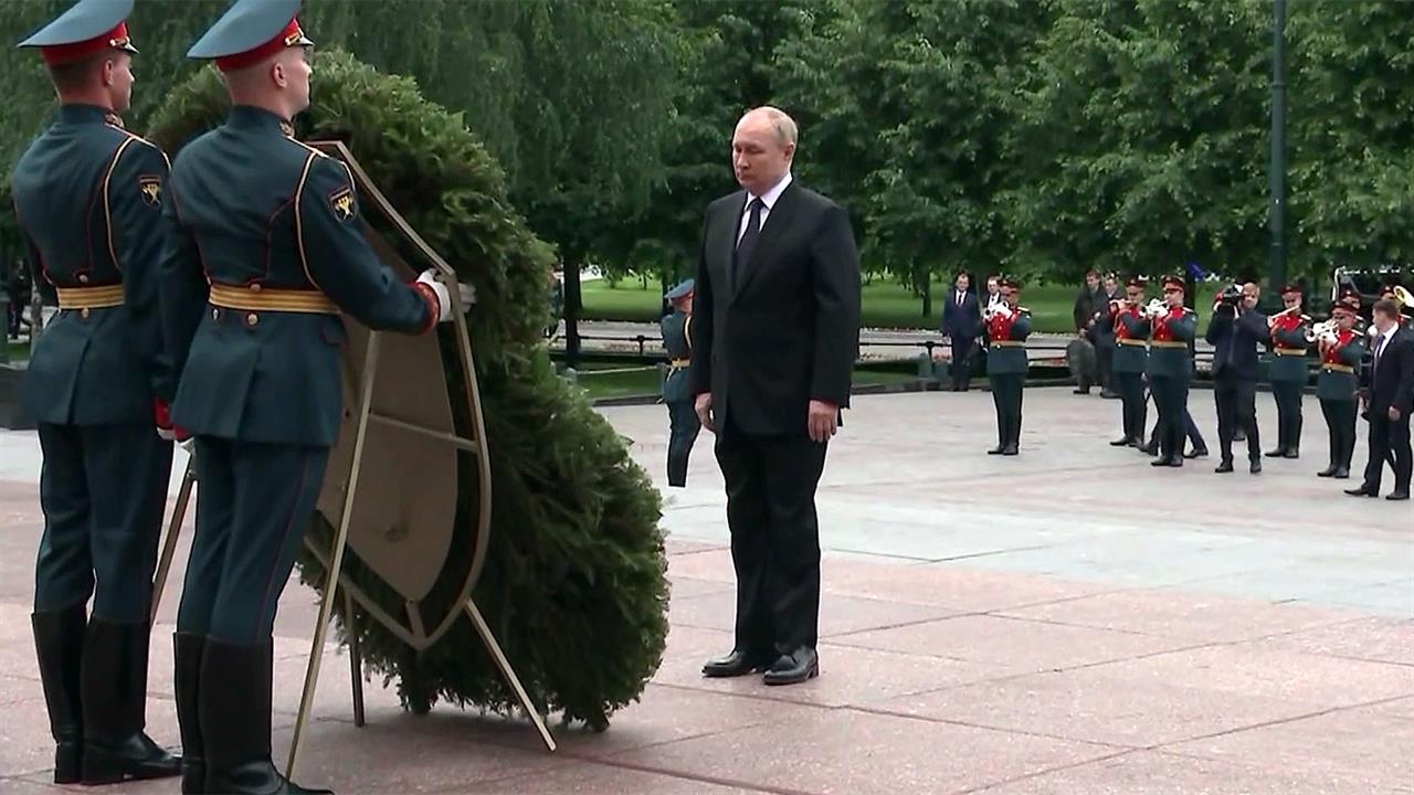 Президент России возложил венок к Могиле Неизвестного Солдата у Кремлевской стены