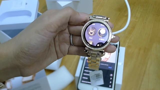 Michael Kors Smart Watch Unboxing смотреть онлайн