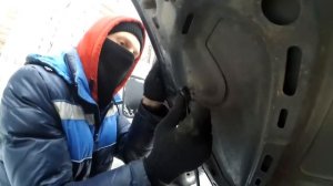 Как поменять газовый упор капота на VW Golf 5