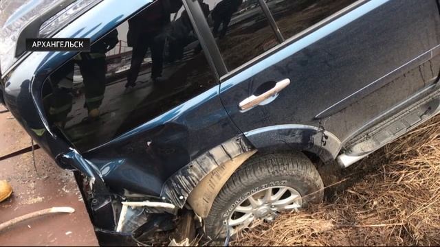 В Архангельске «Мицубиси» скатился с 5-метровой высоты смотреть онлайн