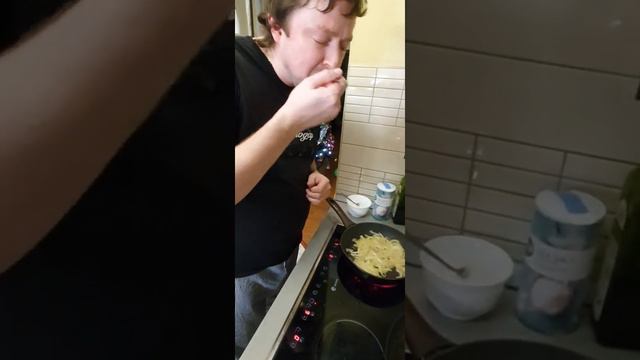 Лосось с карамелизированым луком