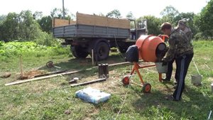 строю навес\/заливаю столбы