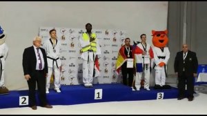 Un champion Français sur le podium avec un gilet jaune