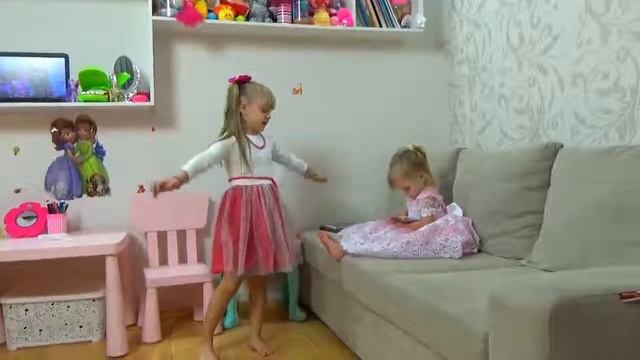 Маргарита и Лера ОДНИ ДОМА Наводят КРАСОТУ и Наряжаются в ПЛАТЬЯ girls dresses up and does makeup смотреть онлайн