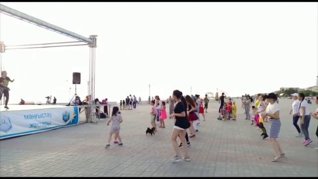 На набережной Актау прошло массовое занятие зумбой. Видео смотреть онлайн