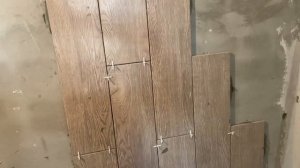 Укладываю плитку на слой