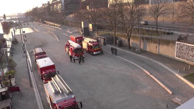 Париж! Река Сена и пожарная бригада! Франция (France), Paris. смотреть онлайн