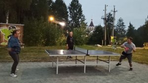 Настольный теннис вечером на улице у Лотос Плазы. Петрозаводск