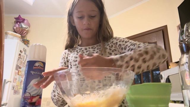 Рецепт панкейков: 4 яица,3 столовые ложки муки, одна столовая/чайная ложка любого сахара. смотреть онлайн