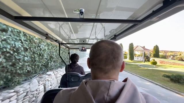 Грузия. Кахетия. Ambassadori Kachreti Golf Resort 4*. Поля для гольфа. Конюшня. Лучшие отели Грузии смотреть онлайн