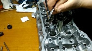 Как вытащить направляющие из головки Тойота Камри ??