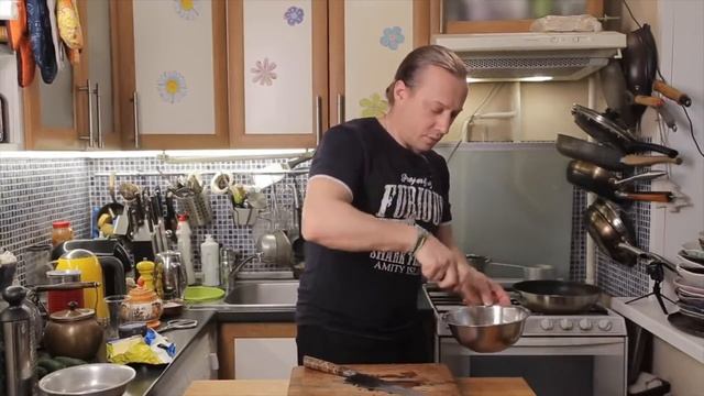 Как приготовить вкусную яичницу. Вкусная яичница на завтрак Яичница с луком и креветками в хлебе смотреть онлайн