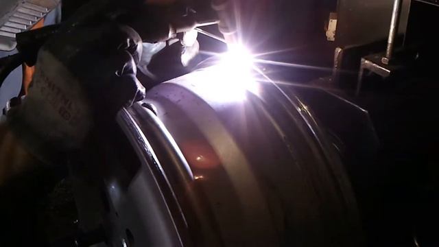 Востанавливаем кромку алюминиевого диска, сваркой в аргоновой среде. смотреть онлайн